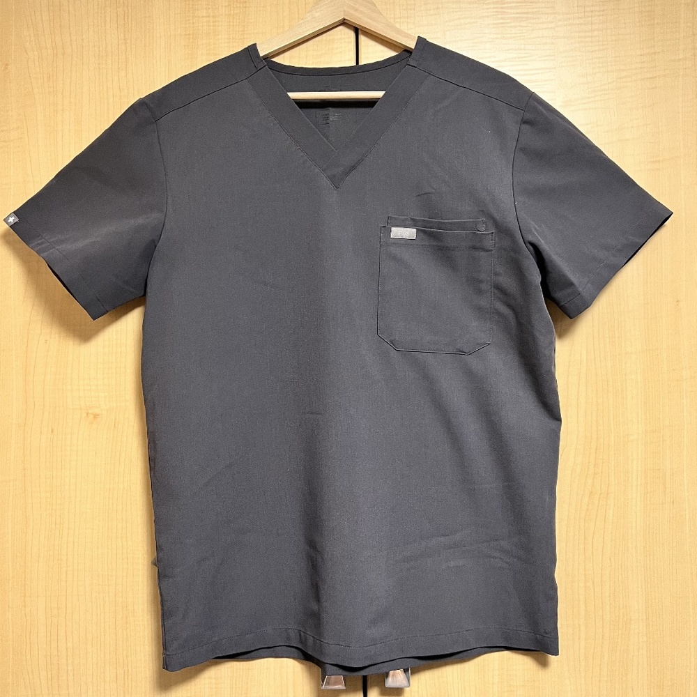 FIGS Men's Leon Scrub Top — Charcoal, Size Small